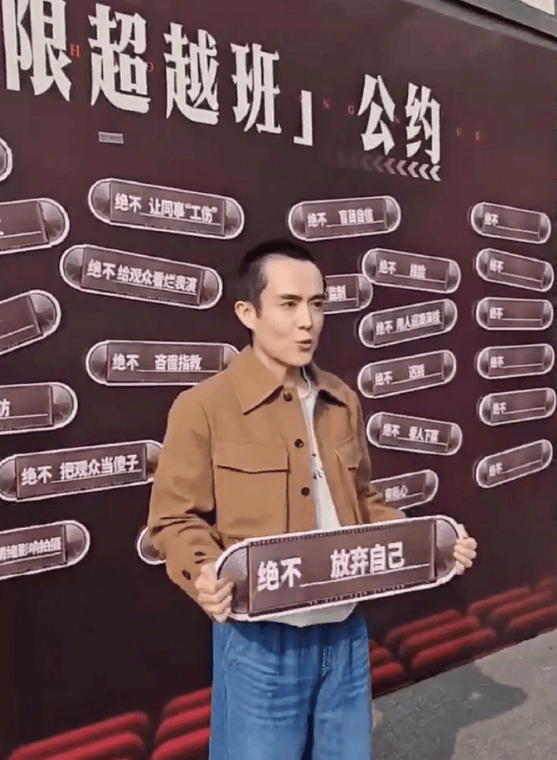 演员王星回国后首次录制综艺，还是寸头，女友嘉嘉陪同录制