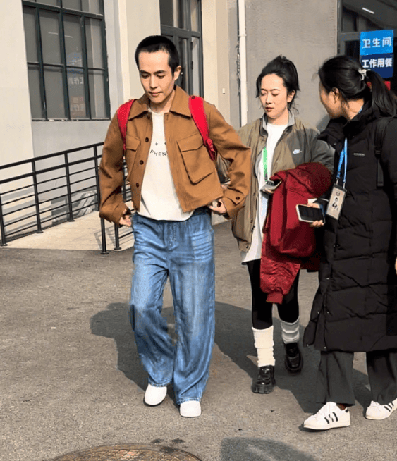 演员王星回国后首次录制综艺，还是寸头，女友嘉嘉陪同录制